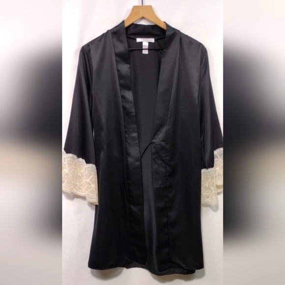 Flora by Flora Nikrooz Other - Flora by Flora Nikrooz Kit Matte Charmeuse Heart-Lace Wrap Robe Womens S/M Black